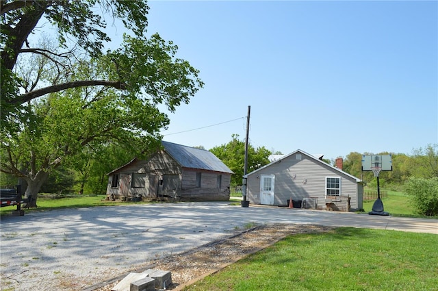 view of front of property featuring an outbuilding and a front yard