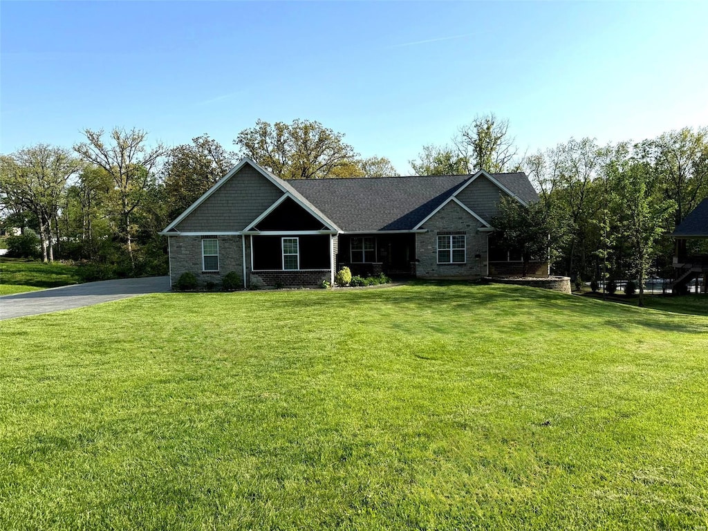 view of front of house featuring a front lawn and driveway