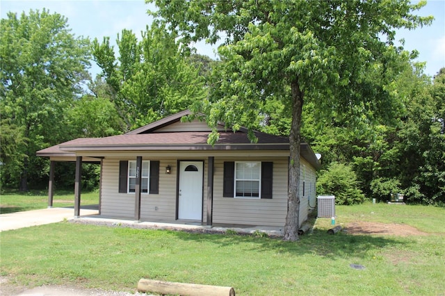 view of front of property with covered porch, driveway, and a front yard