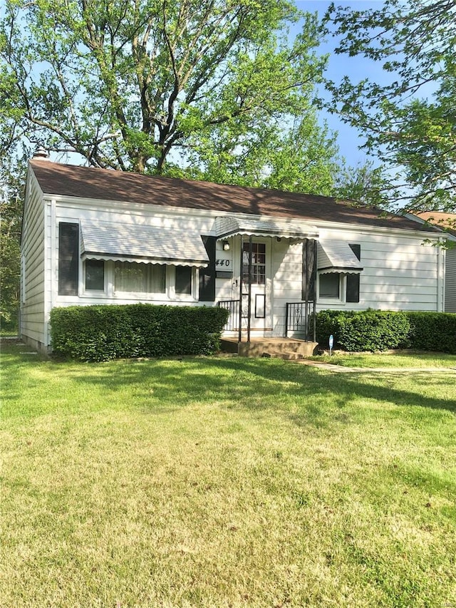 split level home featuring a front yard