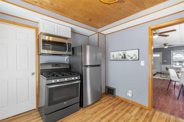 kitchen featuring visible vents, light wood-style floors, ceiling fan, white cabinetry, and appliances with stainless steel finishes