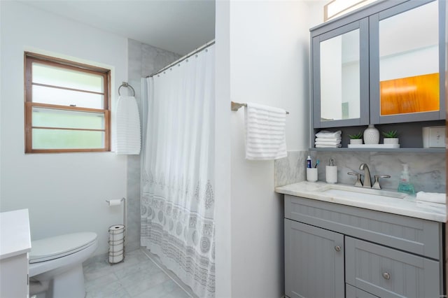 bathroom featuring toilet, decorative backsplash, curtained shower, and vanity