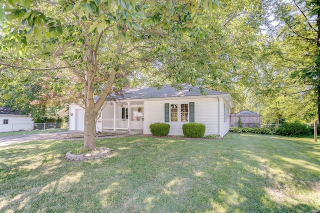 single story home featuring a front lawn, fence, and covered porch