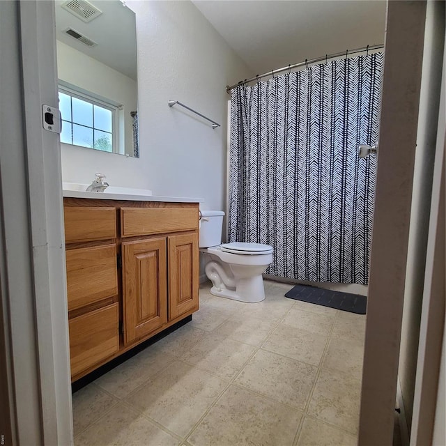 full bath with toilet, visible vents, curtained shower, and vanity
