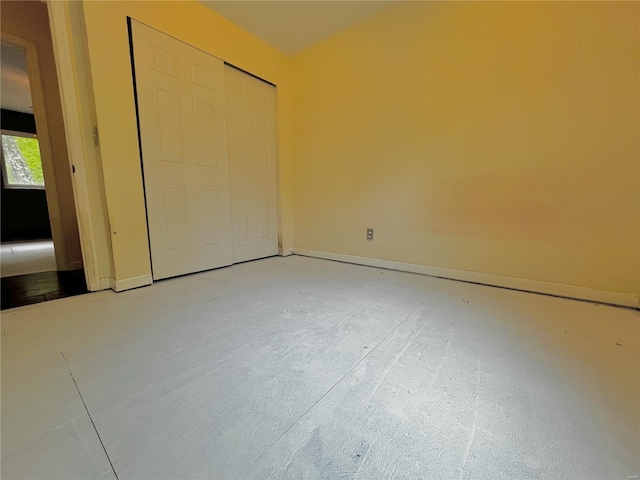 unfurnished bedroom featuring baseboards and a closet