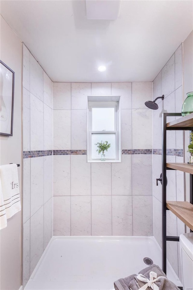 bathroom featuring tiled shower