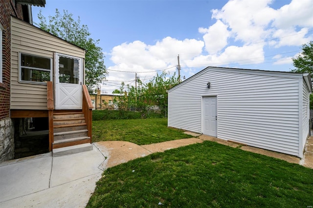 view of yard featuring an outbuilding