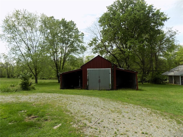 view of pole building featuring a yard