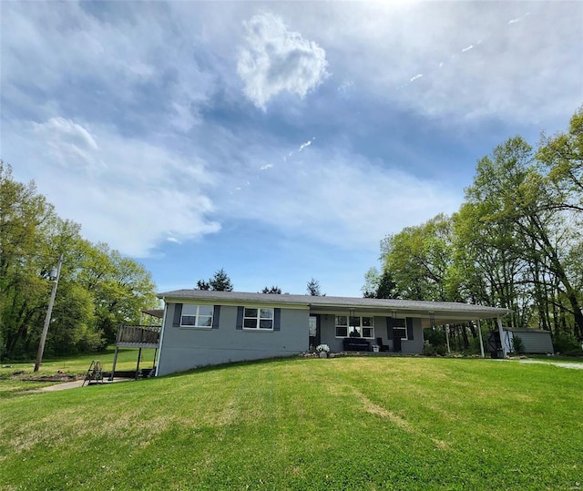 view of front of property featuring a front lawn