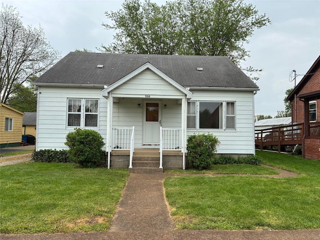 bungalow featuring a shingled roof and a front yard