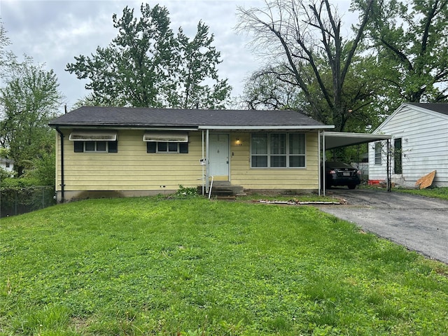 view of front of house featuring entry steps, a carport, a front lawn, and aphalt driveway