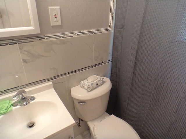 full bathroom with vanity, decorative backsplash, toilet, tile walls, and a shower with curtain