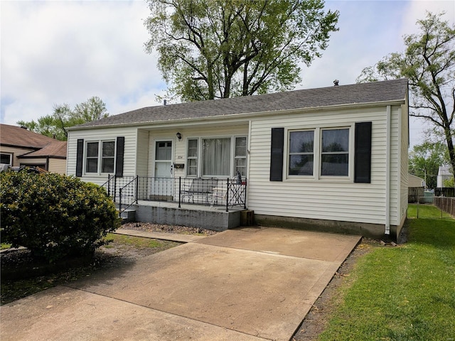 single story home featuring a front lawn