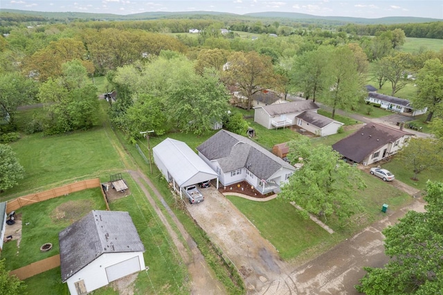 birds eye view of property featuring a forest view