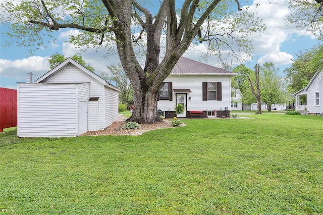 view of yard with an outbuilding