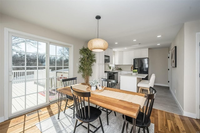 dining room with visible vents, recessed lighting, baseboards, and light wood-style floors