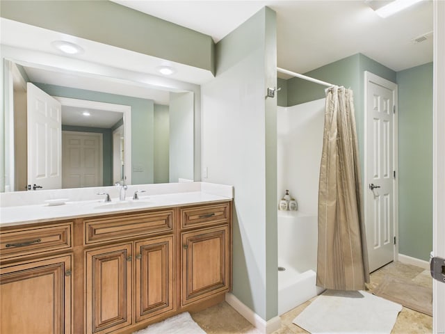 full bath with vanity, baseboards, curtained shower, and visible vents
