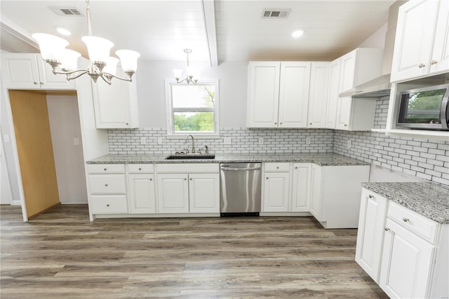 kitchen featuring a sink, visible vents, stainless steel appliances, and a chandelier