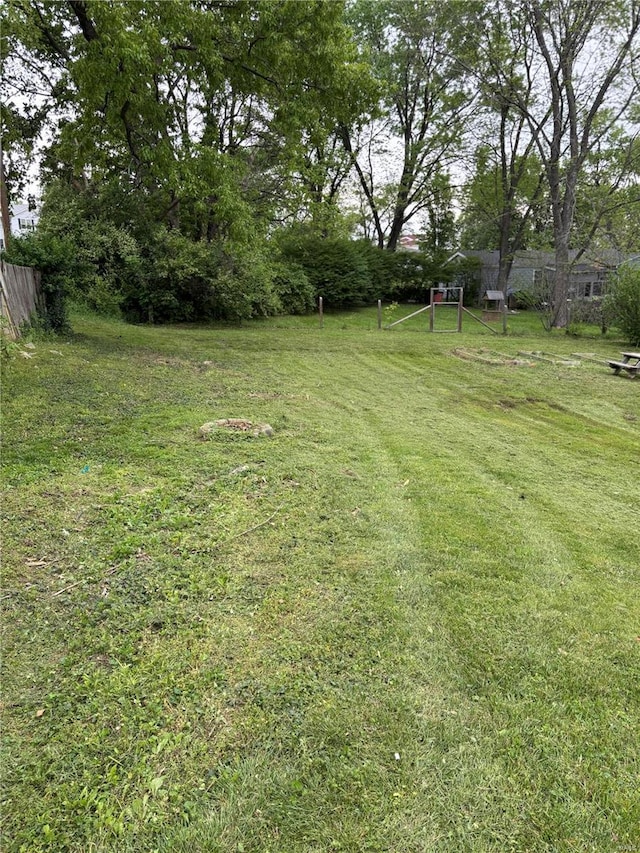 view of yard featuring fence