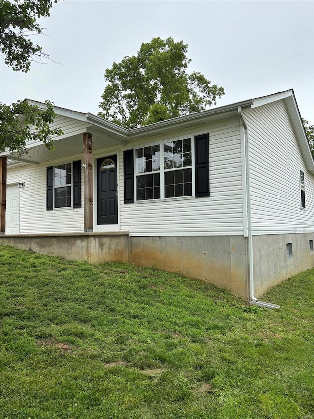 view of front of property with a front yard