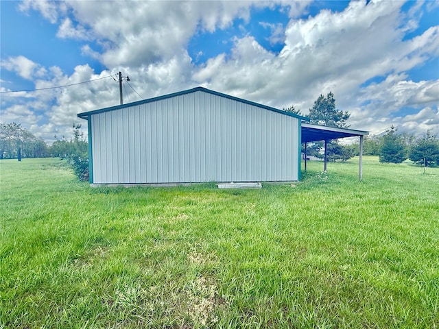 view of pole building featuring a yard