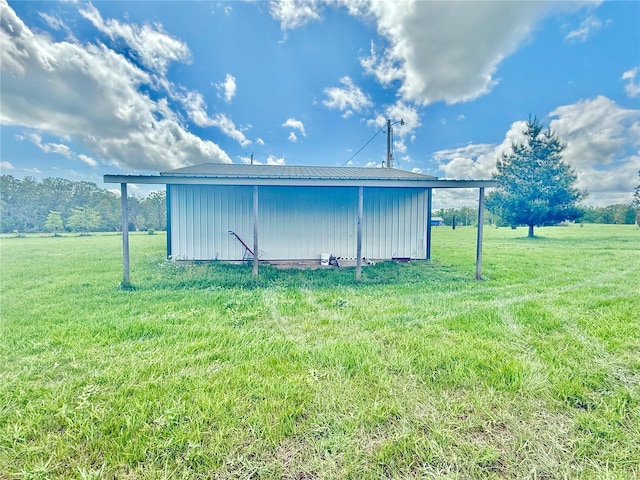 view of pole building featuring a lawn