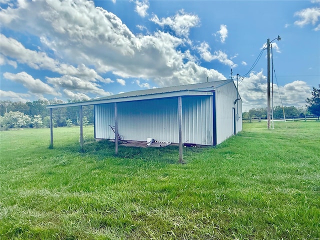 view of pole building featuring a lawn