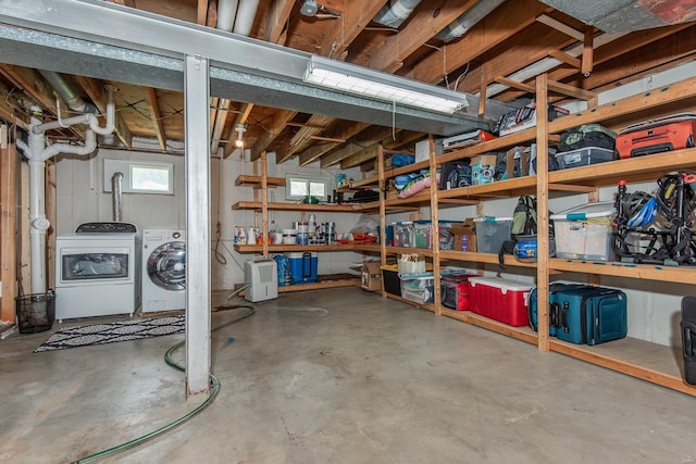 storage area with washer and clothes dryer