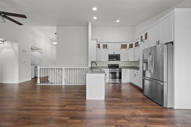kitchen featuring a ceiling fan, a peninsula, stainless steel appliances, recessed lighting, and white cabinetry