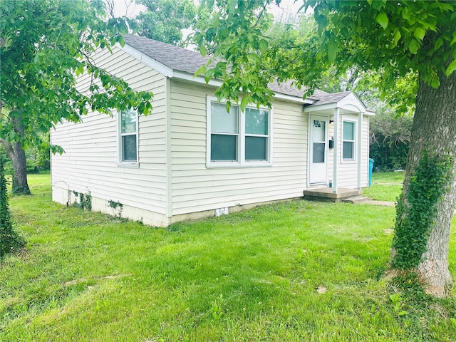 view of front of property featuring a shingled roof, crawl space, and a front yard