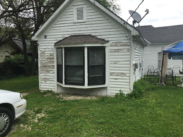 view of side of property featuring a lawn