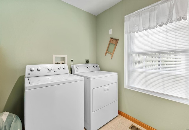 laundry room with laundry area, baseboards, and independent washer and dryer