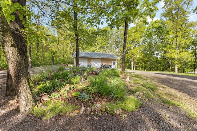 view of yard featuring a detached garage