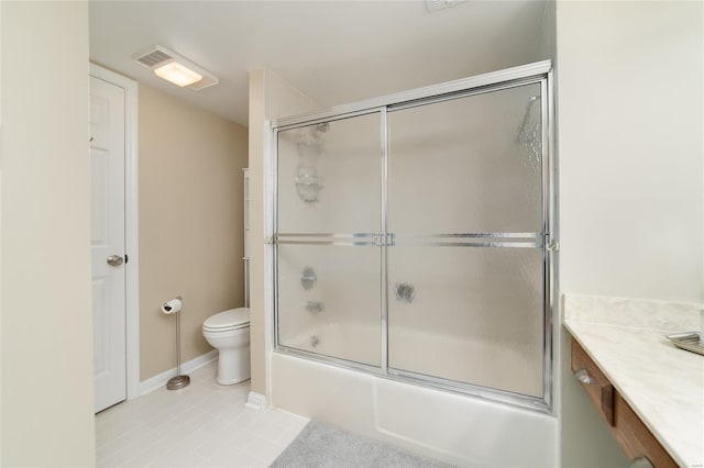 bathroom featuring visible vents, baseboards, bath / shower combo with glass door, vanity, and toilet