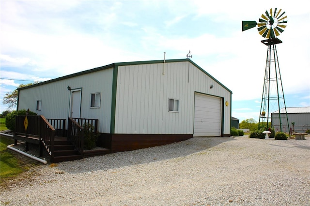 view of outdoor structure with gravel driveway
