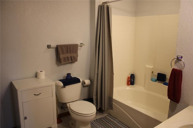 full bathroom featuring tile patterned flooring, shower / bath combo with shower curtain, a textured wall, and toilet