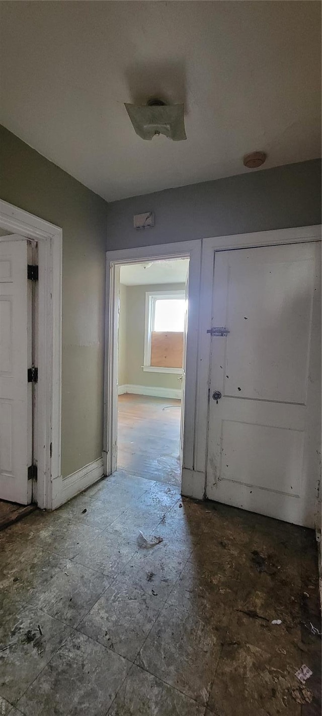 entryway featuring baseboards