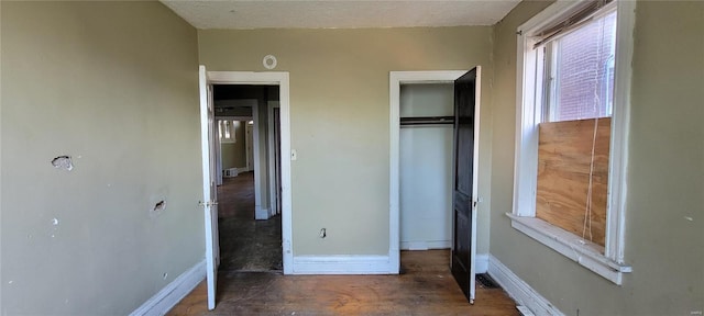 unfurnished bedroom featuring baseboards and a closet