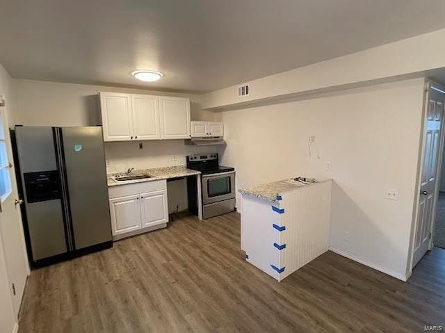 kitchen featuring visible vents, white cabinets, a sink, dark wood finished floors, and stainless steel appliances