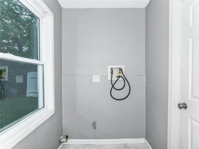clothes washing area featuring washer hookup and baseboards