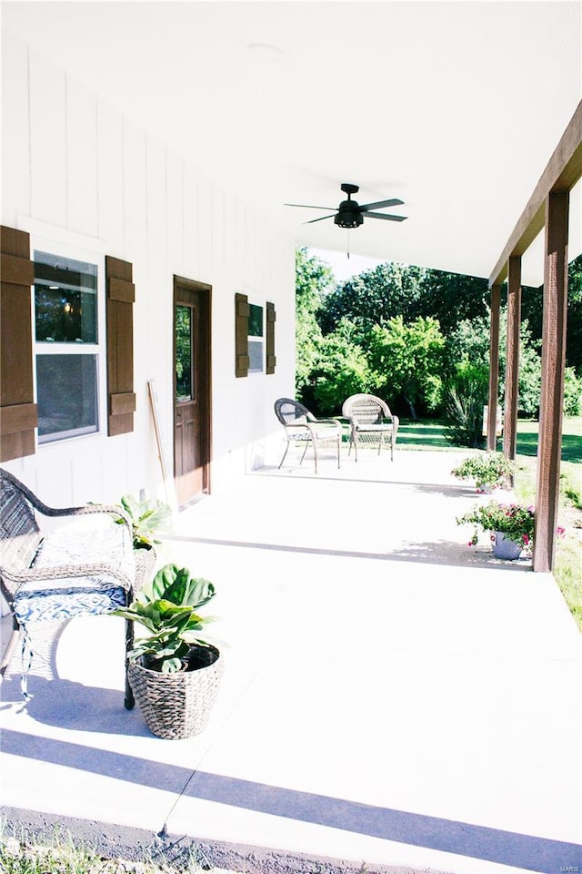 view of patio / terrace with a porch and ceiling fan