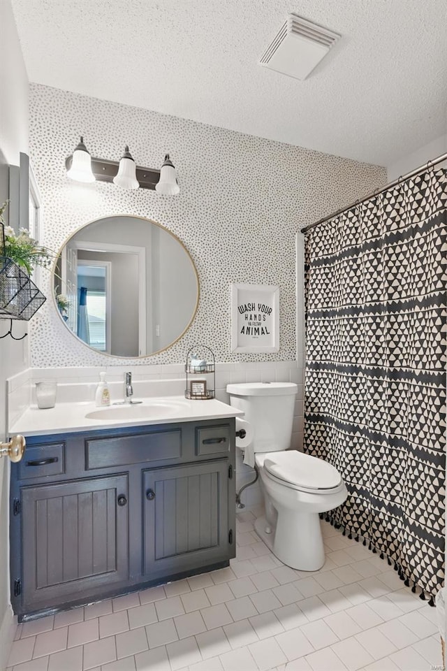 full bathroom with a shower with curtain, a textured ceiling, toilet, visible vents, and tile patterned floors