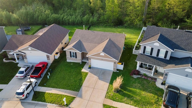 birds eye view of property featuring a forest view