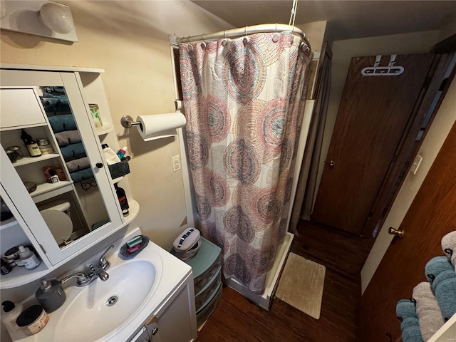 full bathroom featuring curtained shower, wood finished floors, and vanity