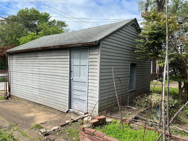 view of outdoor structure with fence and an outdoor structure