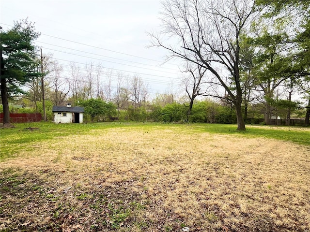 view of yard with an outdoor structure