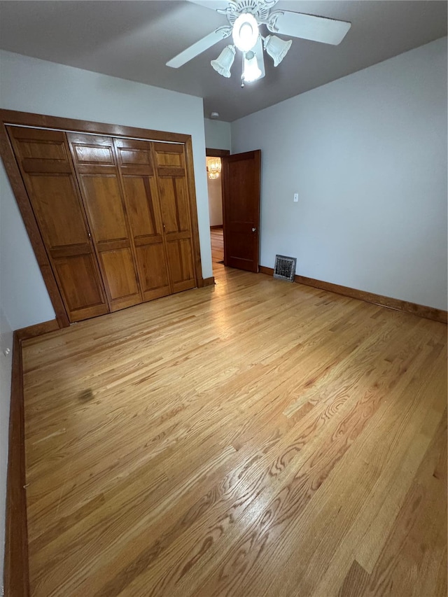 unfurnished bedroom featuring light wood-style floors, visible vents, baseboards, and ceiling fan