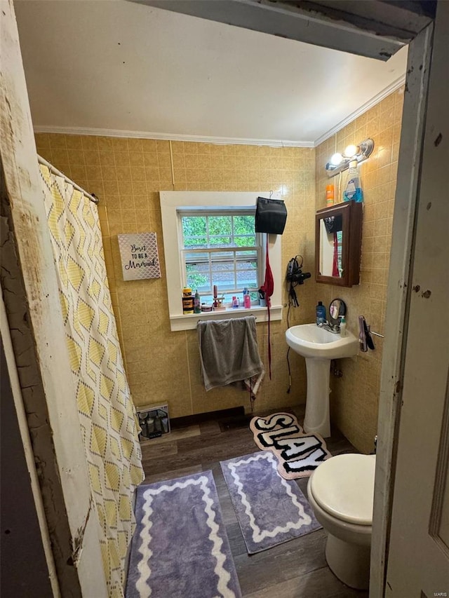 full bath featuring ornamental molding, wood finished floors, tile walls, toilet, and a shower with shower curtain