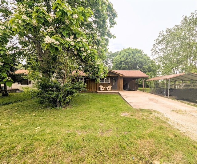 view of front of property featuring driveway and a front lawn