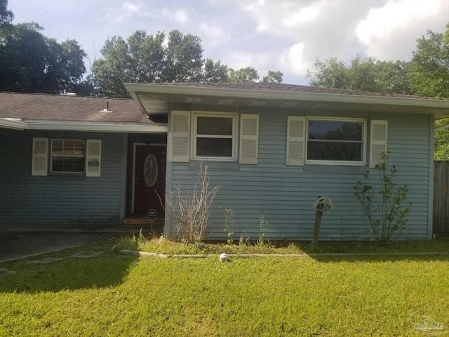 view of front of property featuring a front lawn